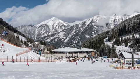 Timelapse at a crowded ski resort 库存影片 73117463