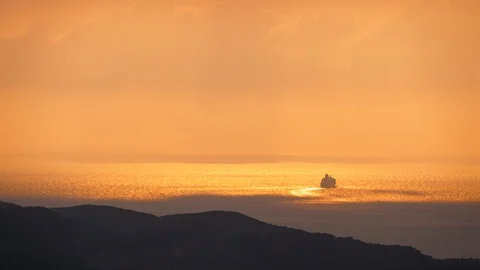 Timelapse of cruise ship sailing into sunset Video stock 101382019