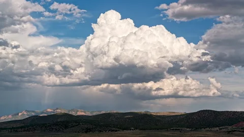 Timelapse of a cumulonimbus cloud as it builds and storms roll Video stock 344605273