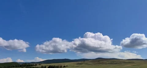 Timelapse cumulus clouds drifting over green hills. Stock-Footage 333609935