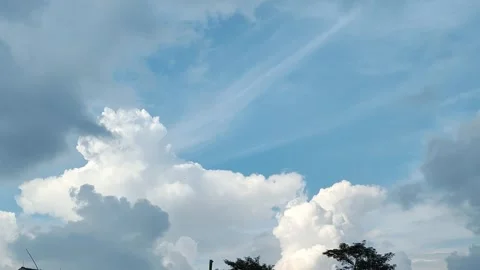 Timelapse of cumulus clouds moving in the blue sky. Video stock 311381492