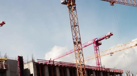 Timelapse from a cunstruction site with moving cranes and worker 스톡 동영상 40973981