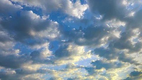 Timelapse of a Curly Gentle Clouds flying on Sunset Vidéo 126670372