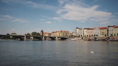 Timelapse of the Dancing house and River Cruises from the banks of the Vltava Video stock 93111145