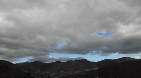 Timelapse of dark and stormy clouds over the Andes in Peru Vídeo Stock 41604290
