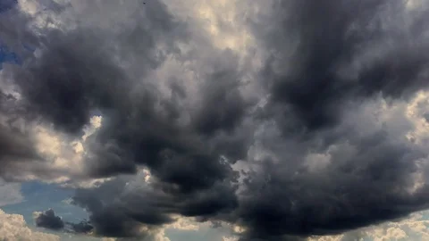 Timelapse, dark blue sky, running grey thunder clouds, rain clouds. rare rays of Stock-Footage 107531037
