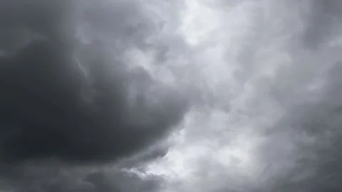 Timelapse of dark clouds gathering before a thunderstorm Vídeos de archivo 135015066