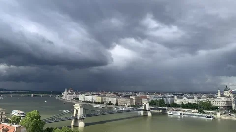 Timelapse of Dark clouds over Budapest Vídeo Stock 312246338