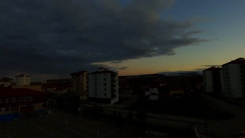 Timelapse dark clouds over a city, clouds over a city at sunset 库存影片 104511357