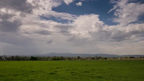 Timelapse - Dark clouds over the Taunus low mountain range Vídeo Stock 129609056