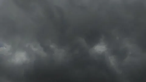 Timelapse of dark dramatic clouds that are about to rain 動画素材 295600617