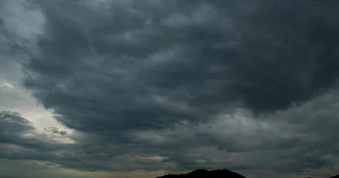 Timelapse dark storm clouds dramatic black sky background Vidéo 275881068