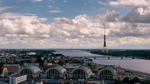 Timelapse of Daugava River and Riga Skyline - Radio TV Tower and Central Market Vidéo 122377990