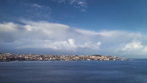 Timelapse of dawn over the Lisbon skyline and Tagus river. Portugal Vidéo 79813658