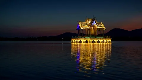 Timelapse day to night, beautiful sunset of thai pavilion at Khao Tao reservoir Stock Footage 100987641