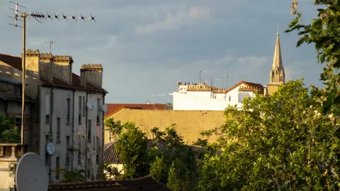 Timelapse :Day to  night  Clouds  Moving window  in thé city |4k vidéo Video stock 157994422