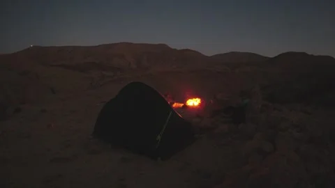 Timelapse day to night fast motion Hiker sets up tent and campfire at dusk .. Vídeos de archivo 328727406