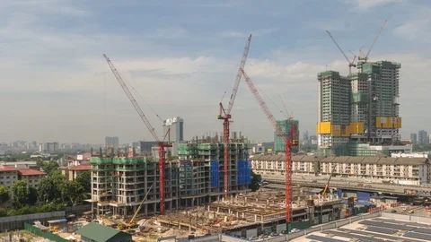 Timelapse of day time Kuala lumpur city with construction in the foreground Video stock 106560932