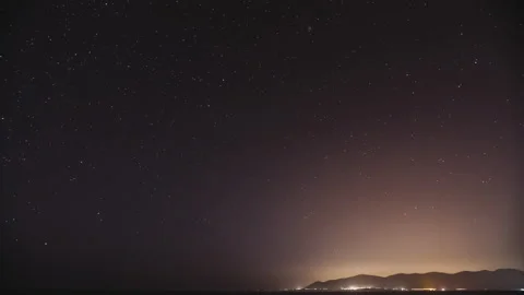 Timelapse de las estrellas en un pueblo de la costa Stockbeeldmateriaal 231655355