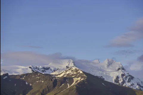 Timelapse de un atardecer de unos picos nevados en Islandia Stock Footage 243447050