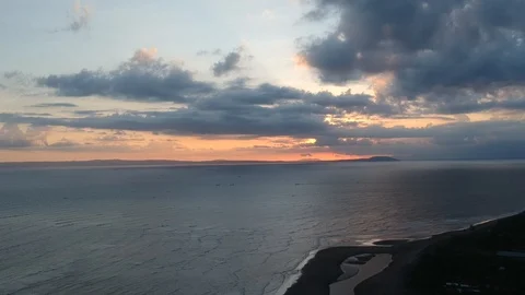 Timelapse decline on a drone over the sea where boats sail for sunset and many 库存影片 129584227