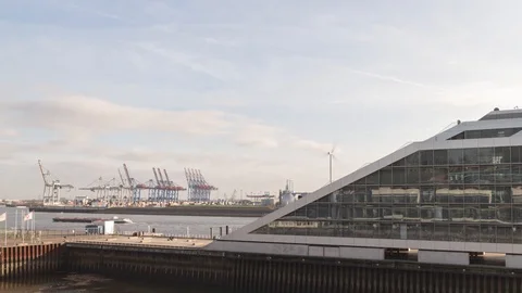 Timelapse der Dockland Besucher am Hamburger Hafen an einem sonnigen Nachmittag. Stock Footage