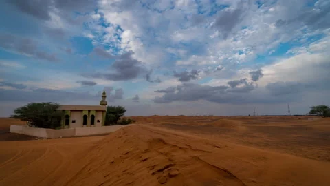 Timelapse in the desert of Abu Dhabi with an old building, red sand and Vídeos de archivo 144171621