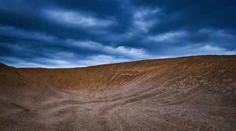 Timelapse of desert landscape under dark clouds at sunset. Vídeo Stock 68960277