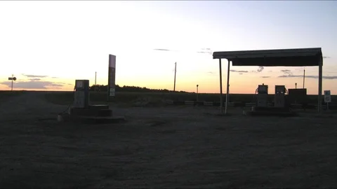 Timelapse of desolate gas station in the evening Video stock 106701834