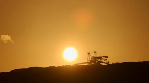TIMELAPSE - Digger in Sunset, Open Coal mining Video stock 34644941