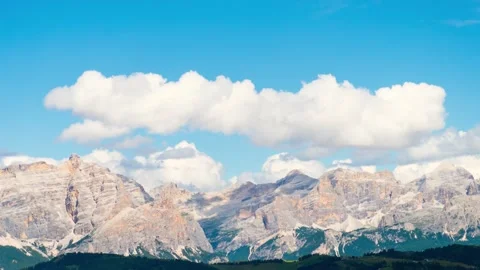 Timelapse Dolomites mountain range Italy jagged peaks moving clouds blue sk.. Stockbeeldmateriaal 336206622