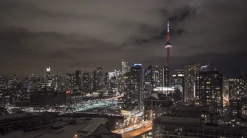 Timelapse of Downtown Cloudy / Busy Toronto Skyline + Traffic at Night in 4K Vidéo 85497280