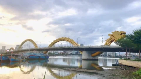 Timelapse dragon bridge of Da Nang in sunset Video stock 142674983