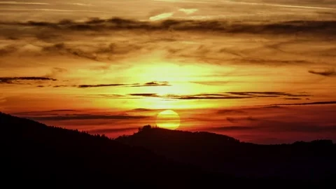 Timelapse of a dramatic big sunset over a mountain ridge with vibrant clouds Stock-Footage 320499265