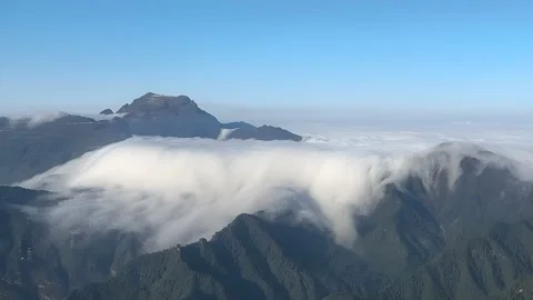 Timelapse of Dramatic Cloud Sea Flowing Over Mount Emei, Leshan, Sichuan Vidéo 337600150