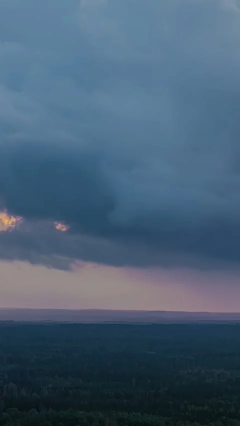 Timelapse of Dramatic Clouds Moving Over Forest Landscape at Sunset Vídeos de archivo 340141003