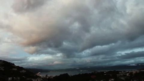 Timelapse: dramatic dark dusk over Wellington harbour, NZ, HD 1080 스톡 동영상 118360012