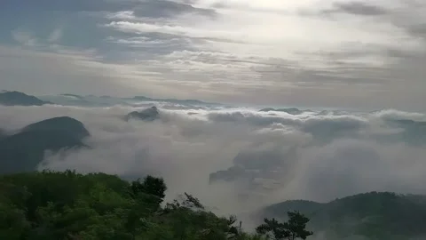 Timelapse of Dramatic Sea of Clouds Blanketing Mount Emei, Sichuan, China Видео 337279526