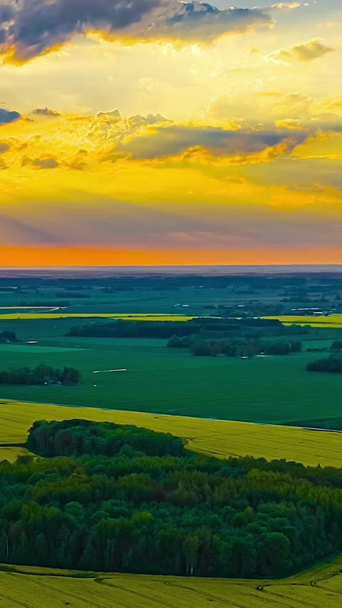 Timelapse of Dramatic Sunset Clouds Over Expansive Farmland and Fields Video stock 347980308