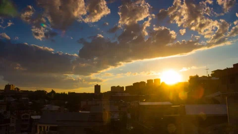Timelapse of dramatic sunset over cityscape 스톡 동영상 169593780