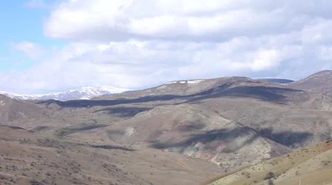 Timelapse of drifting clouds over Mountains Video stock 62770843
