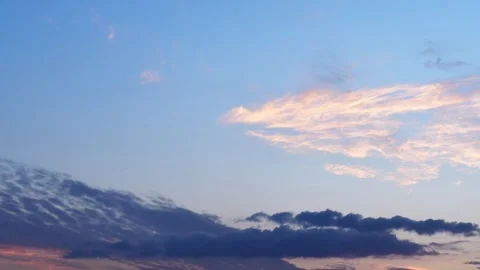 Timelapse dynamic carious clouds cross colorful blue sky. The sun behind th.. Vidéo 308500001