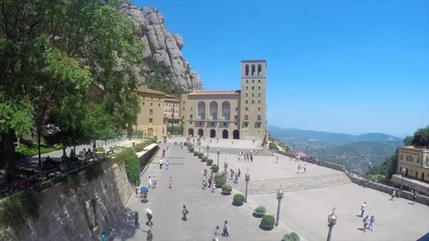 Timelapse of the ebb and flow of tourists to a mountain top monastery in Spain Stockbeeldmateriaal 77070233