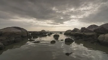 Timelapse Ebb which the sea at low tide at the rocky area Видео 85663265