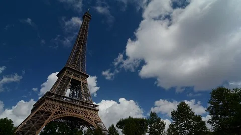 Timelapse of the Eiffel tower with clouds on a sunny day. Stock-Footage 81464034