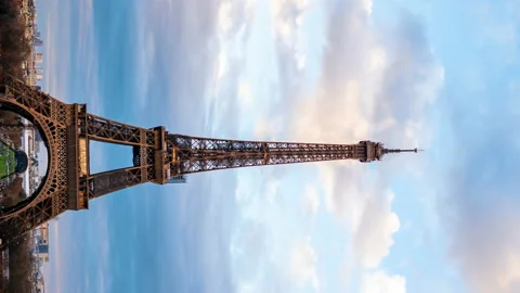 Timelapse of Eiffel Tower at sunset in Paris, France Stock Footage 231383052
