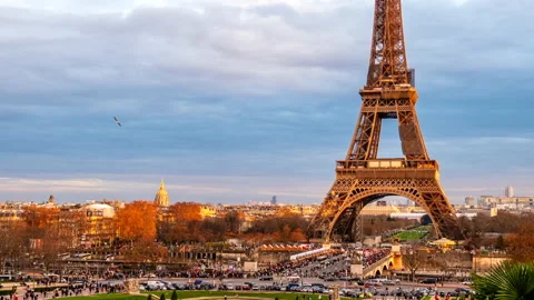 Timelapse of Eiffel Tower at sunset in Paris, France Stock Footage 231384011