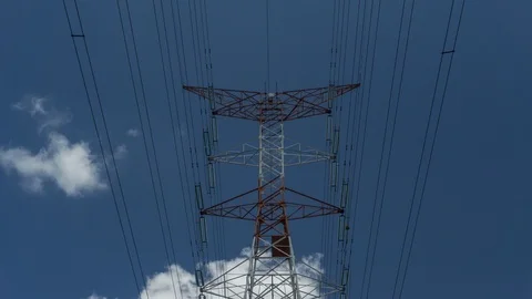 Timelapse of electrical transmission grid and power lines on a beautiful Vídeo Stock 107913440