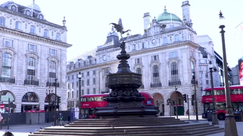 A timelapse of an empty Eros Statue at Piccadilly Circus during lockdown Video stock 142736993