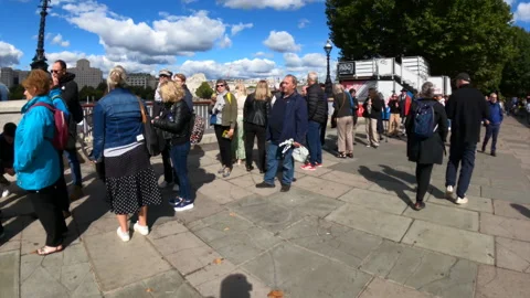 Timelapse of the entire queue through London to see the Queen lying in state Stock Footage 210543620